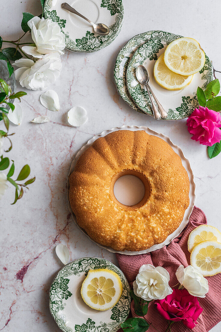 Zitronen-Kranzkuchen aus Biskuitteig