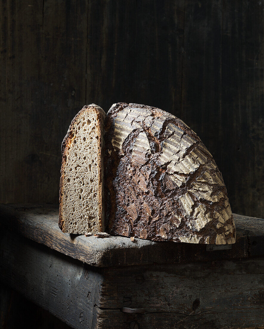 Wholewheat loaf (6 kg bread), cut open