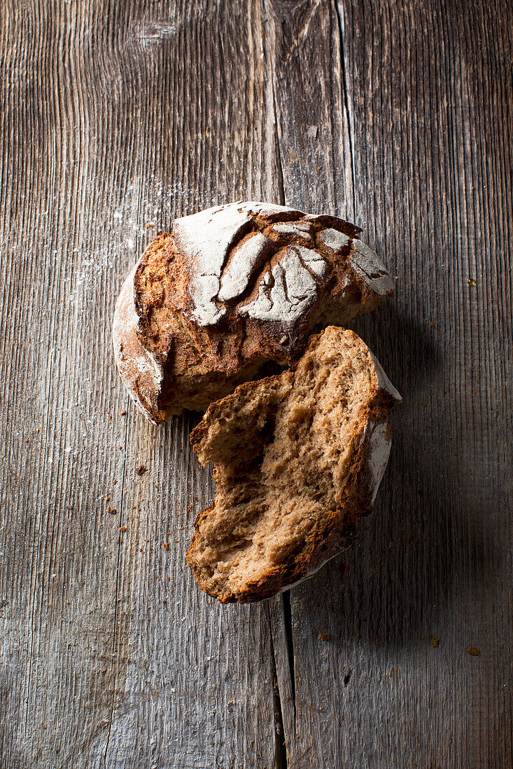 Tauern rye bread, broken up on a wooden base