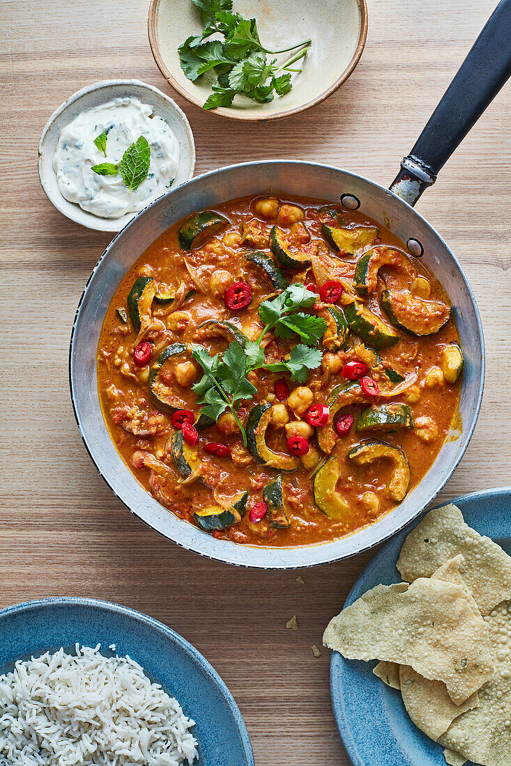 Zucchini-Curry mit Kichererbsen und Chili