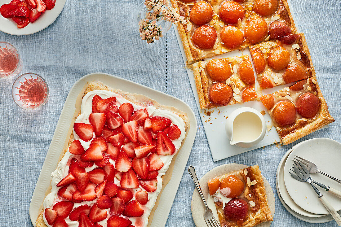 Aprikosen-Tarte und Erdbeer-Tres-Leches-Kuchen