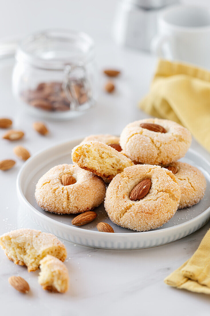 Hausgemachte sardische Amaretti (Weiche Kekse aus Mandelmehl, Italien)