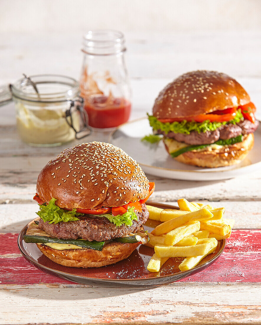 Burger mit gegrillten Gemüse und Pommes