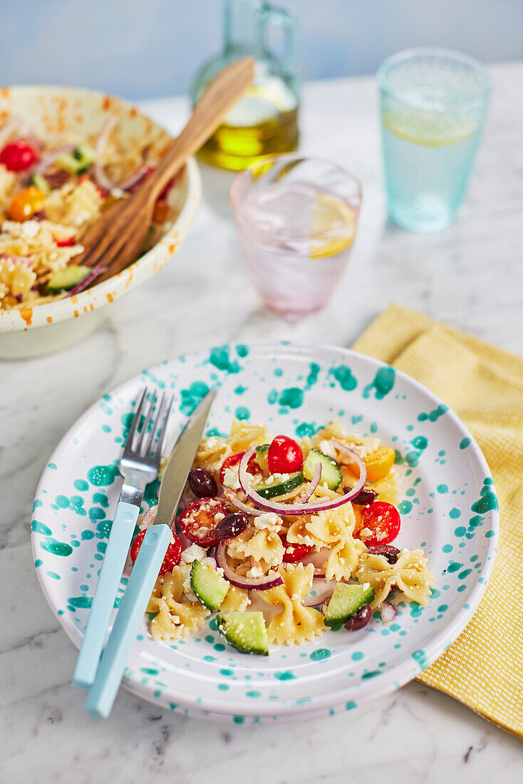 Nudelsalat nach griechischer Art mit Gemüse, Oliven und Feta