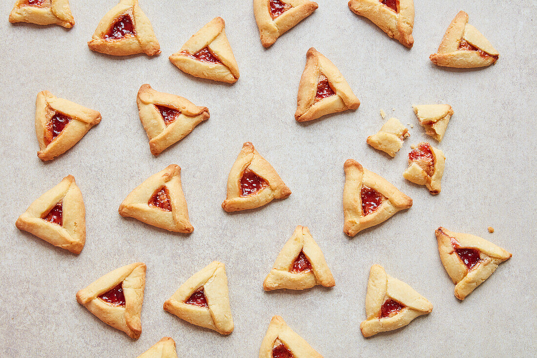 Erdbeer Halva Hamantaschen (Dreieckige Plätzchen mit Erdbeere, Tahini und Honig)