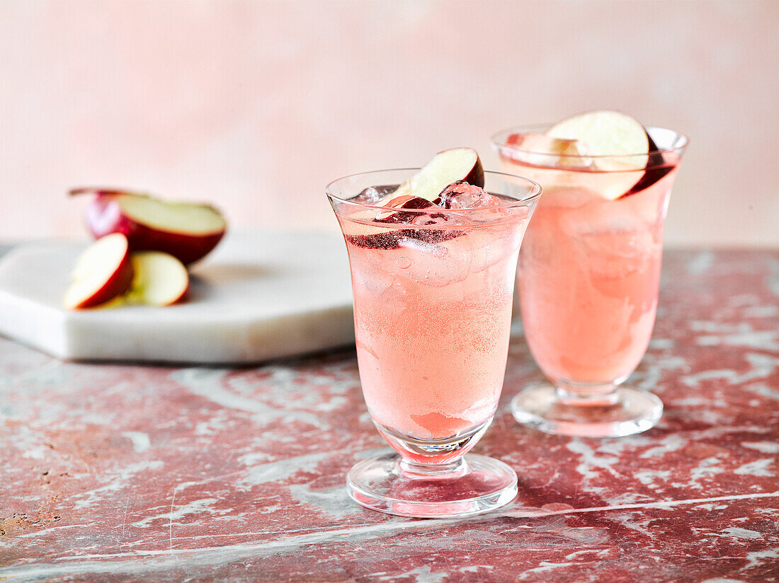 Kombucha spritz mocktail with apple slices