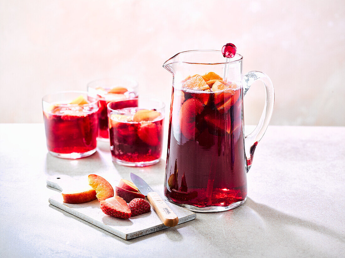 Klassische Sangria in Krug und Gläsern