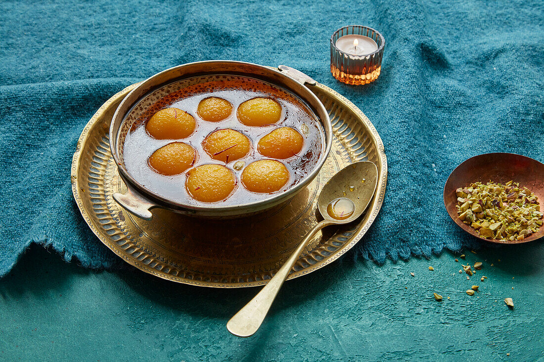 Gulab Jamun (Frittierte Teigbällchen, Indien) mit Kardamom in Rosensirup