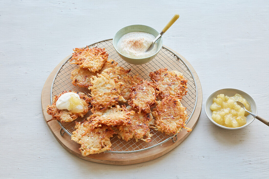 Latkes (Frittierte Kartoffelpuffer, Jüdische Küche) mit Apfelkompott und Sauerrahm