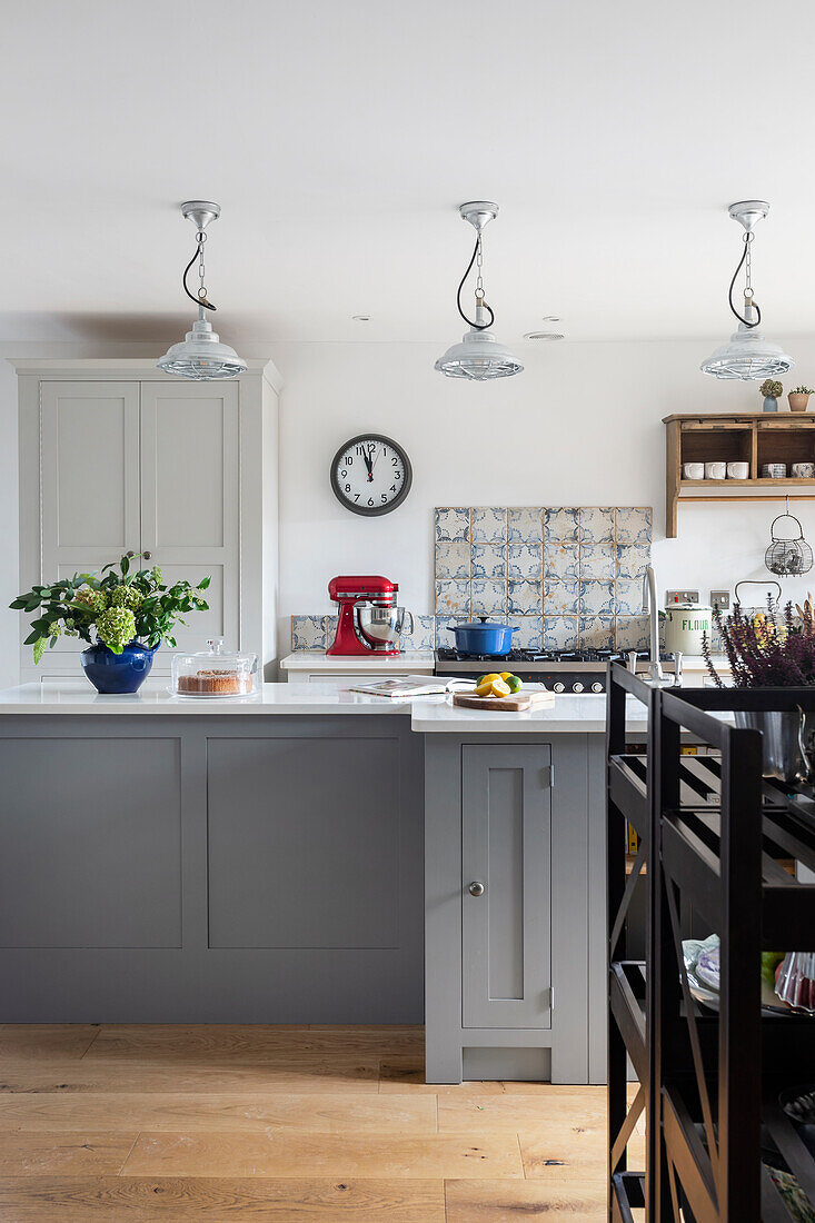 Kitchen with light grey fronts in Shaker style