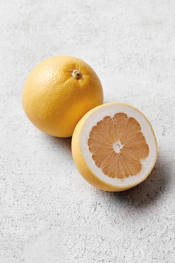 Gelbe Grapefruit, ganz und Hälfte