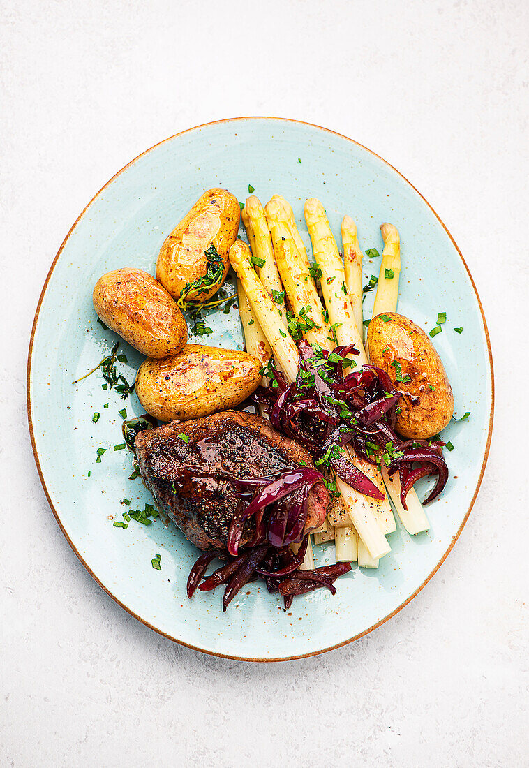 Steak mit weißem Spargel und Kartoffeln