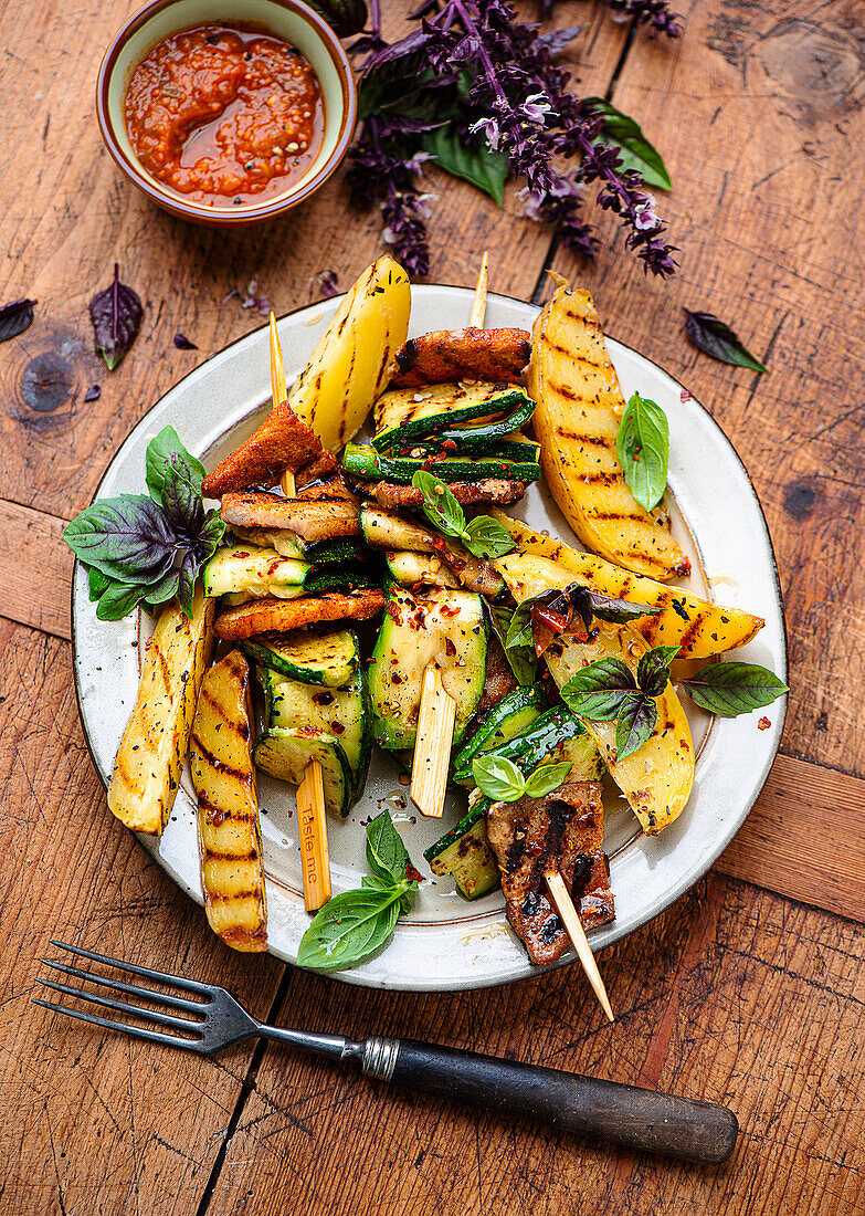 Gegrillte Bauchfleisch-Zucchini-Spieße mit Kartoffeln