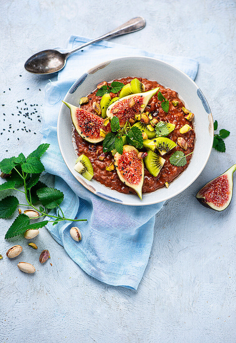 Schokoladen-Milchreis mit Feigen und Kiwi