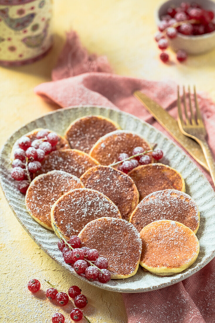 Pancakes mit roten Johannisbeeren