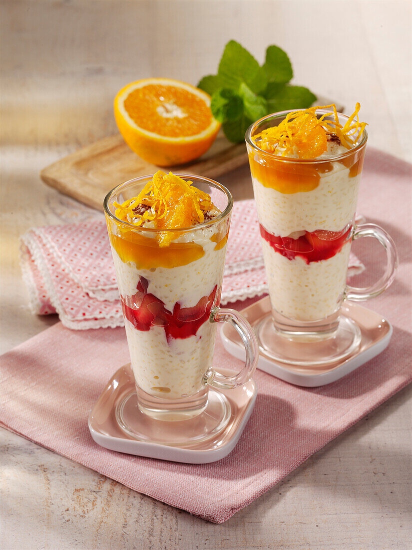 Geschichtetetes Milchreis-Dessert – Bilder kaufen – 13659960 StockFood