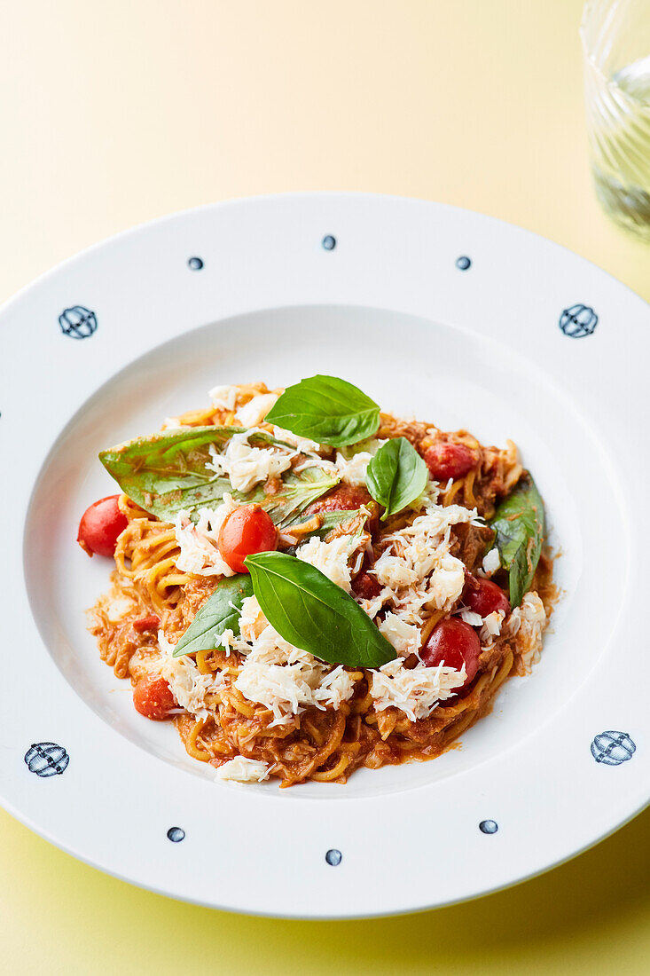 Spaghetti mit Tomatenragout, Parmesan und Basilikum