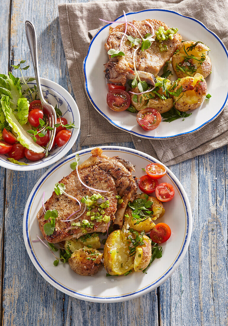 Gebratene Schweinekoteletts mit Kräuterkartoffeln