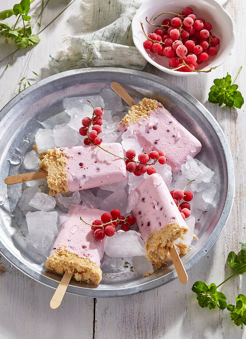 Rotes Johannisbeer-Joghurt-Eis am Stiel