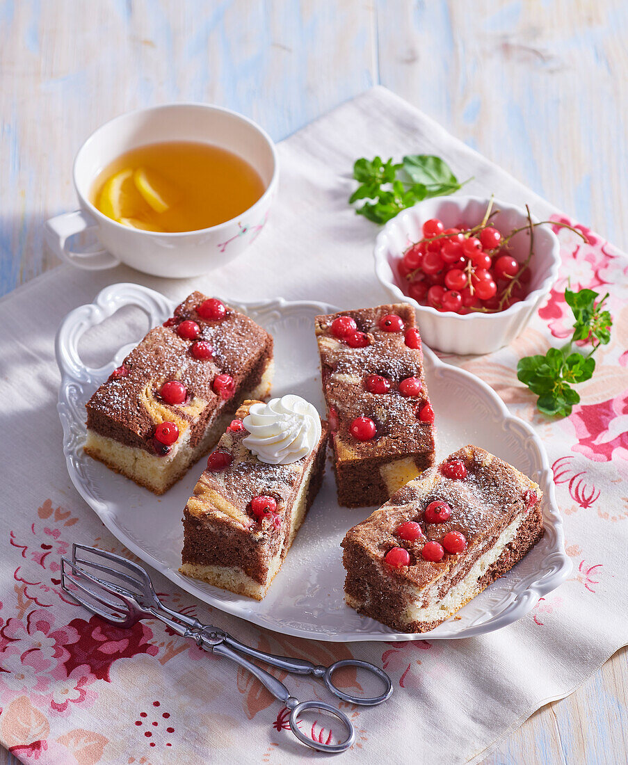 Marble sponge cake with red currants