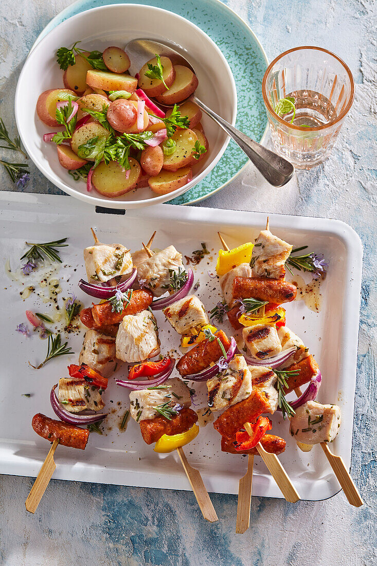 Putenspieße mit leichtem Kartoffelsalat