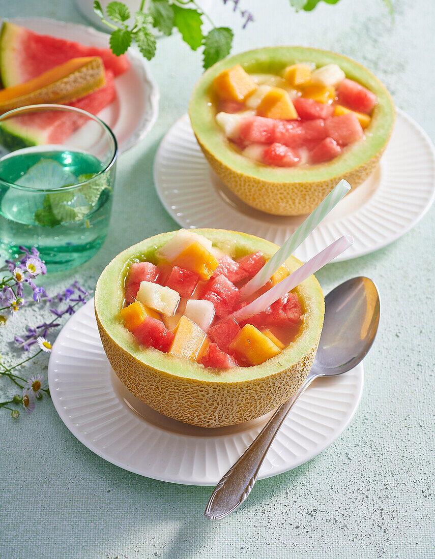 Melonen-Punch serviert in ausgehöhlten Melonenhälften