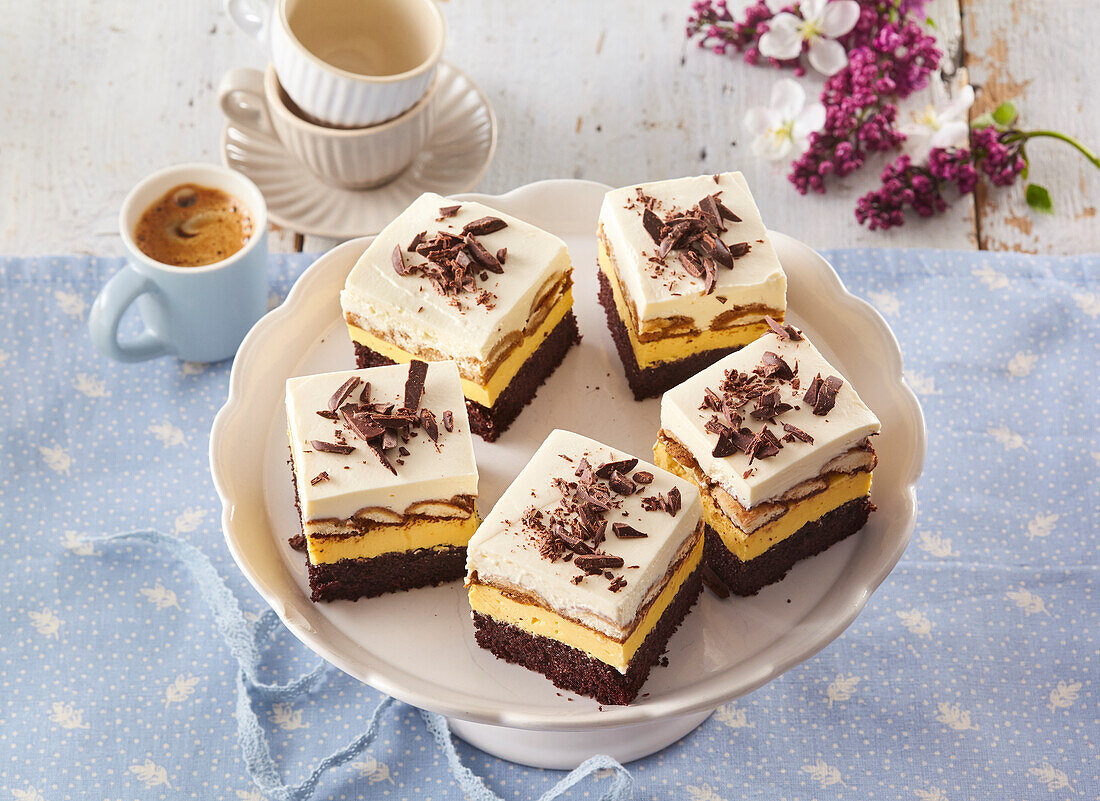 Creamy cake bars with sponge biscuits