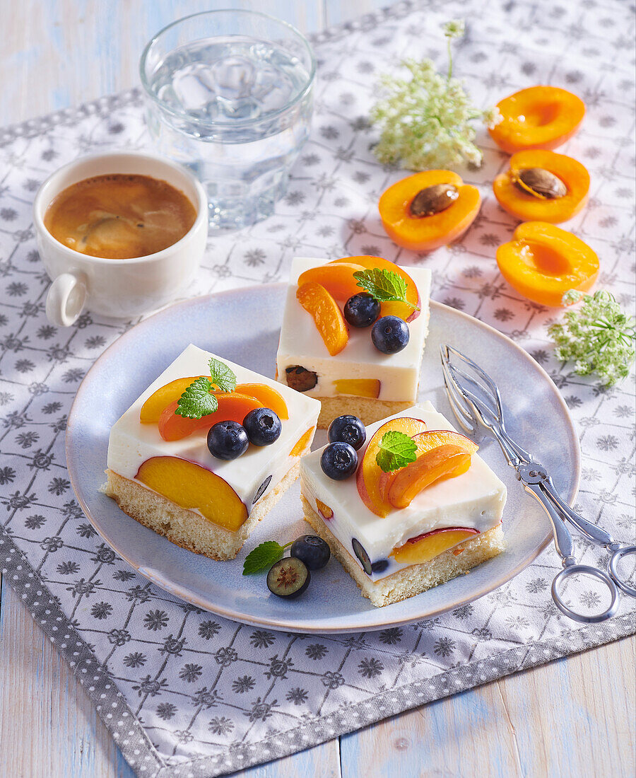 Kuchenschnitten mit Aprikosen und Heidelbeeren