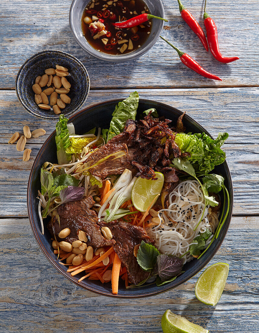 Bun bo nam bo (Rindfleisch mit Reisnudeln, Vietnam)