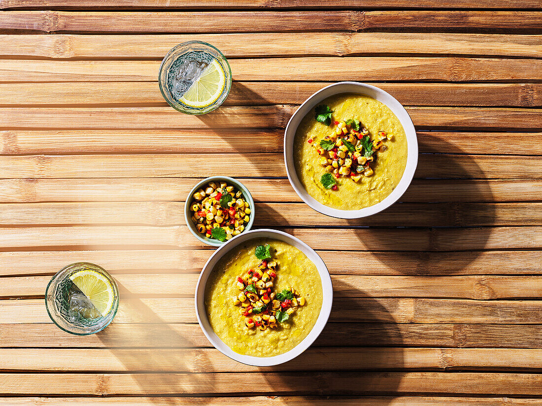 Kokos-Mais-Suppe mit Chili-Salsa