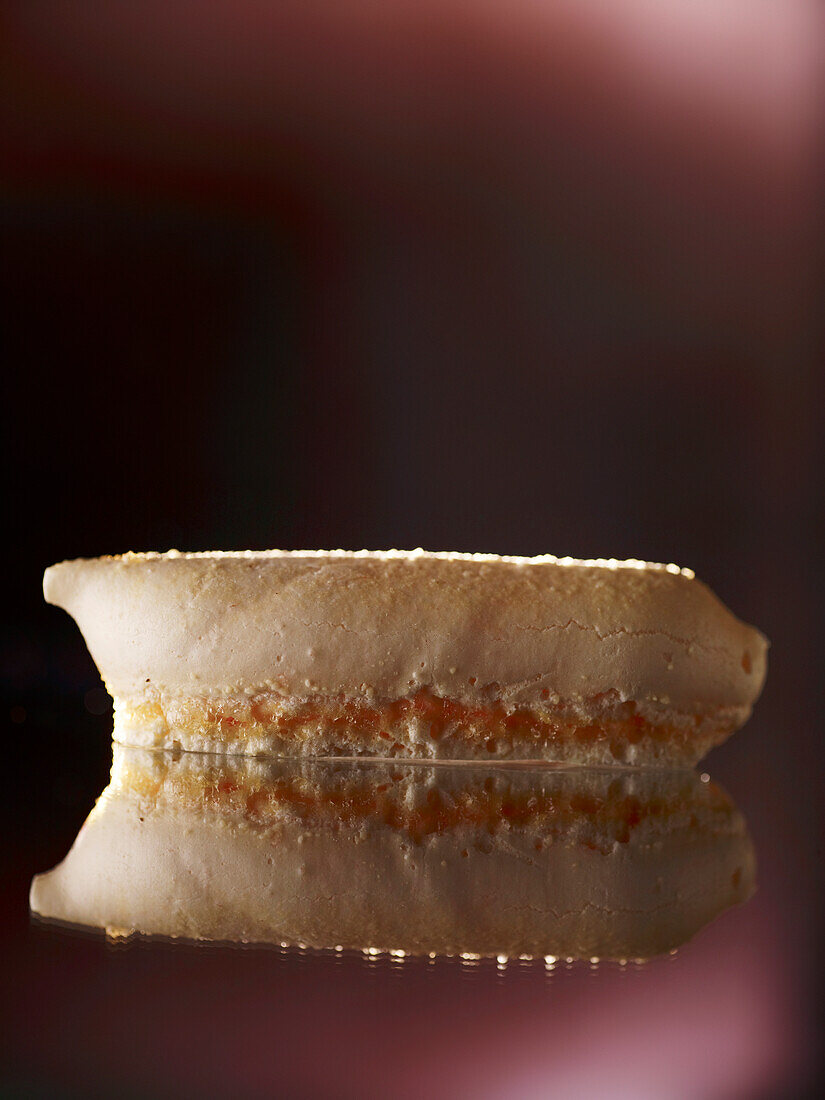 Meringue vor dunklem Hintergrund (Close Up)