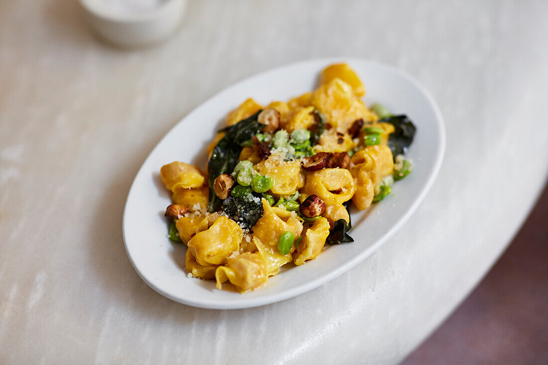 Tortellini mit Haselnüssen und Erbsen