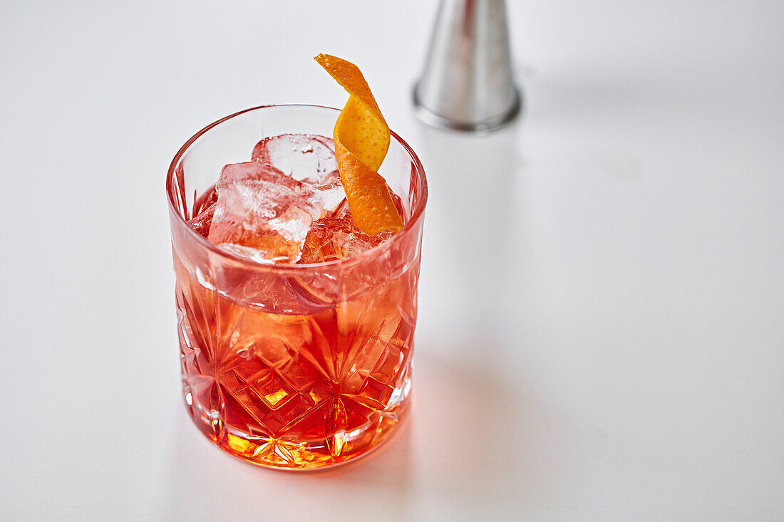 Negroni mit Orangenschale