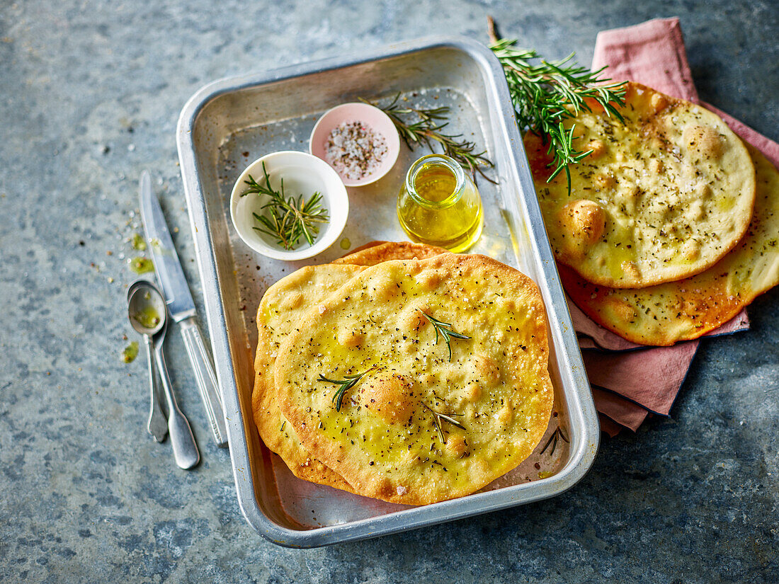 Rustikales Fladenbrot mit Rosmarin