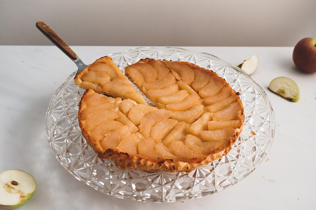 Tarte Tartin, angeschnitten, ein Stück auf Tortenheber