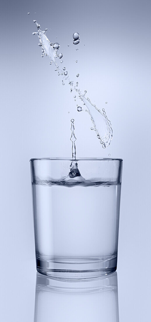 Ein Glas Wasser mit Splash