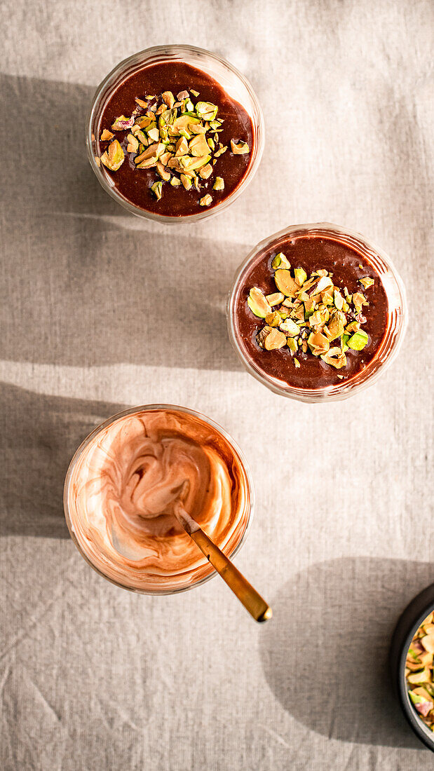 Espresso-Labneh-Mousse mit Tahini-Fudge und Pistazien