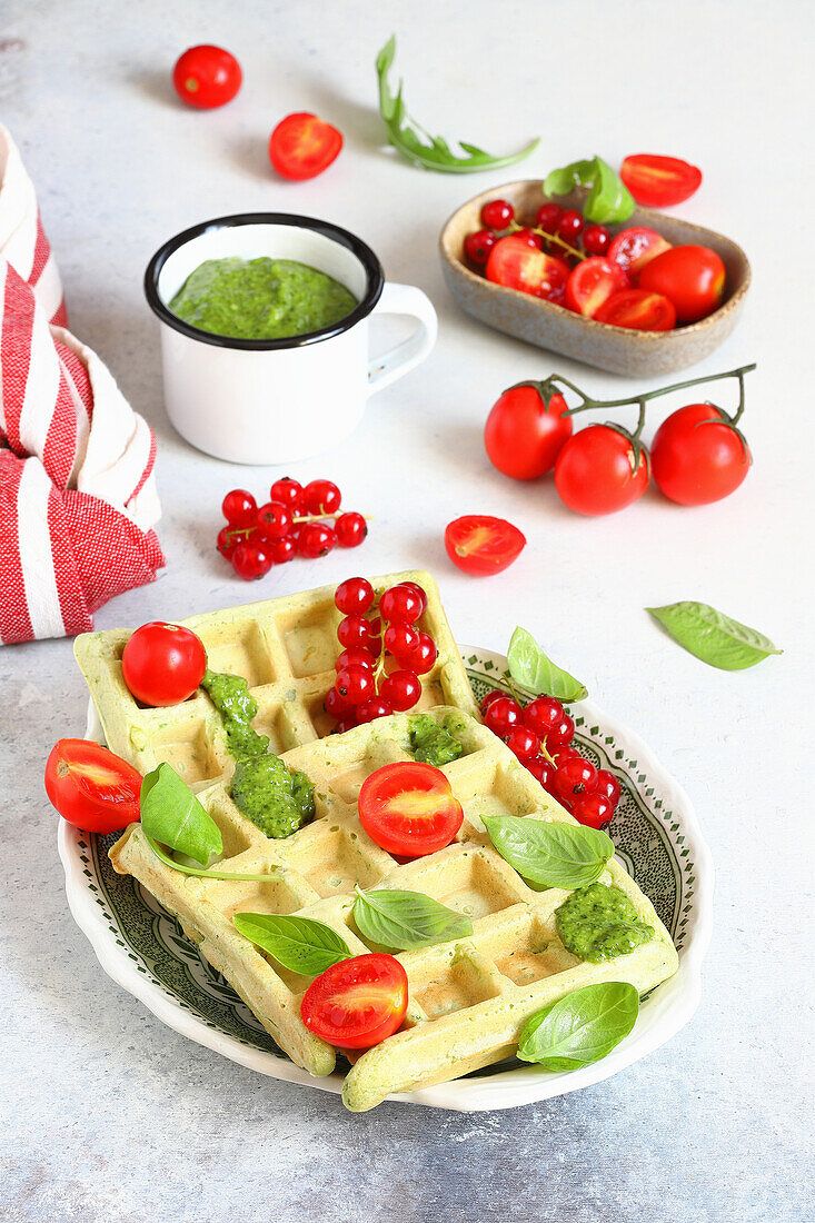 Rucola-Waffel mit Basilikumpesto, Kirschtomaten und Johannisbeeren