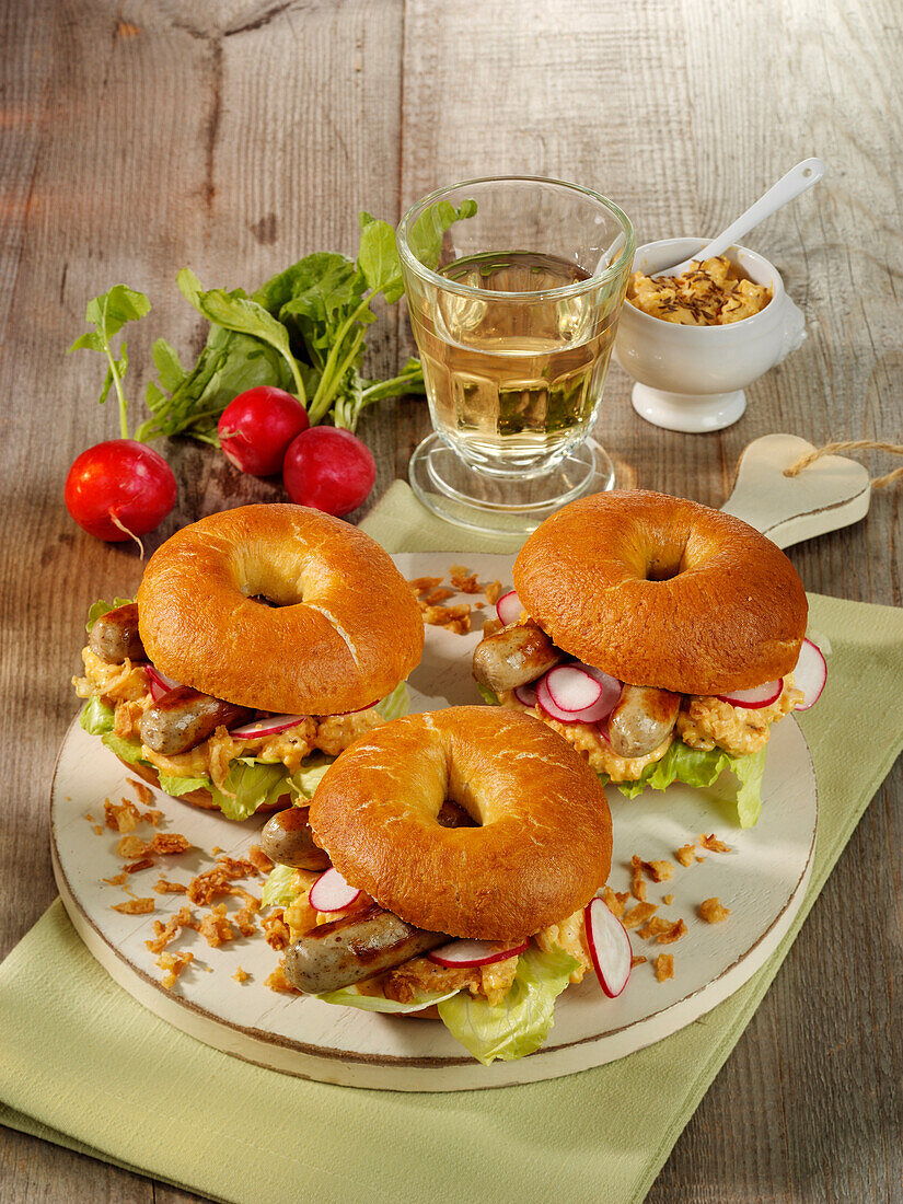 Bayerische Brezel-Bagel mit Obazda