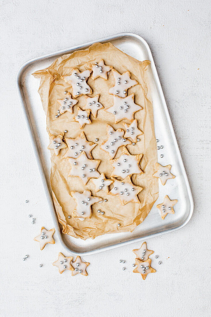Cinnamon biscuits with sugar icing and silver sugar pearls