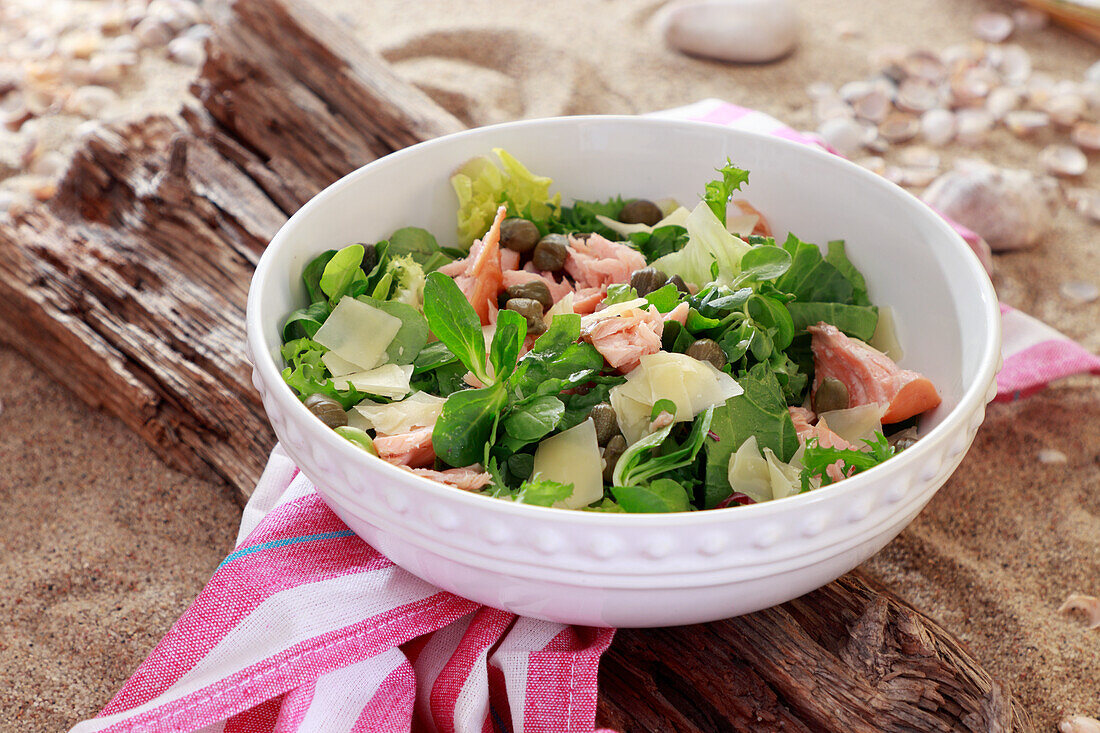 Sommersalat mit Feldsalat, Lachs, Kapern und Parmesan