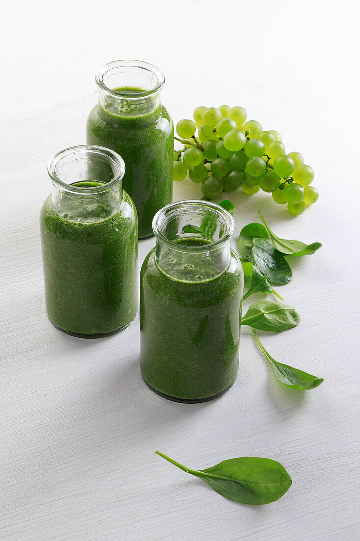 Smoothies made of spinach, apples and grapes