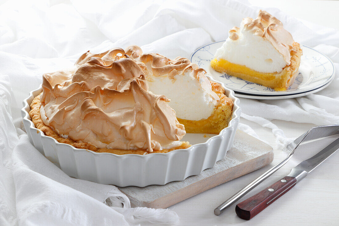 Tart with orange mousse and meringue