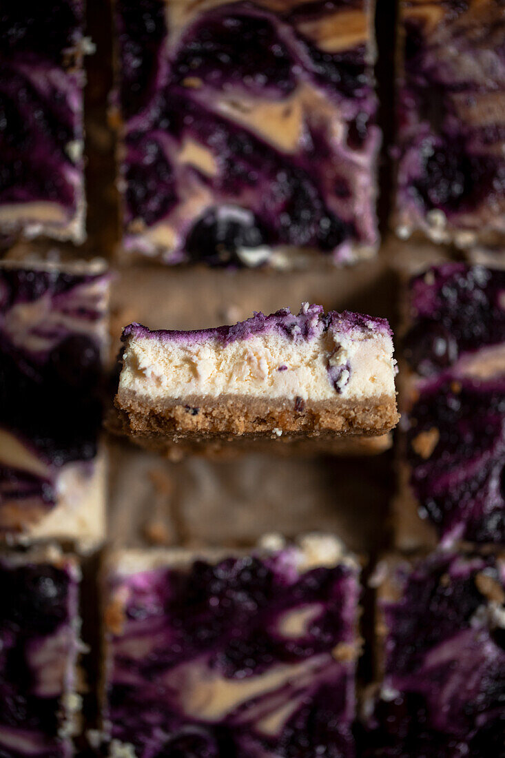 Marmorierter Blaubeer-Cheesecake (Close Up)