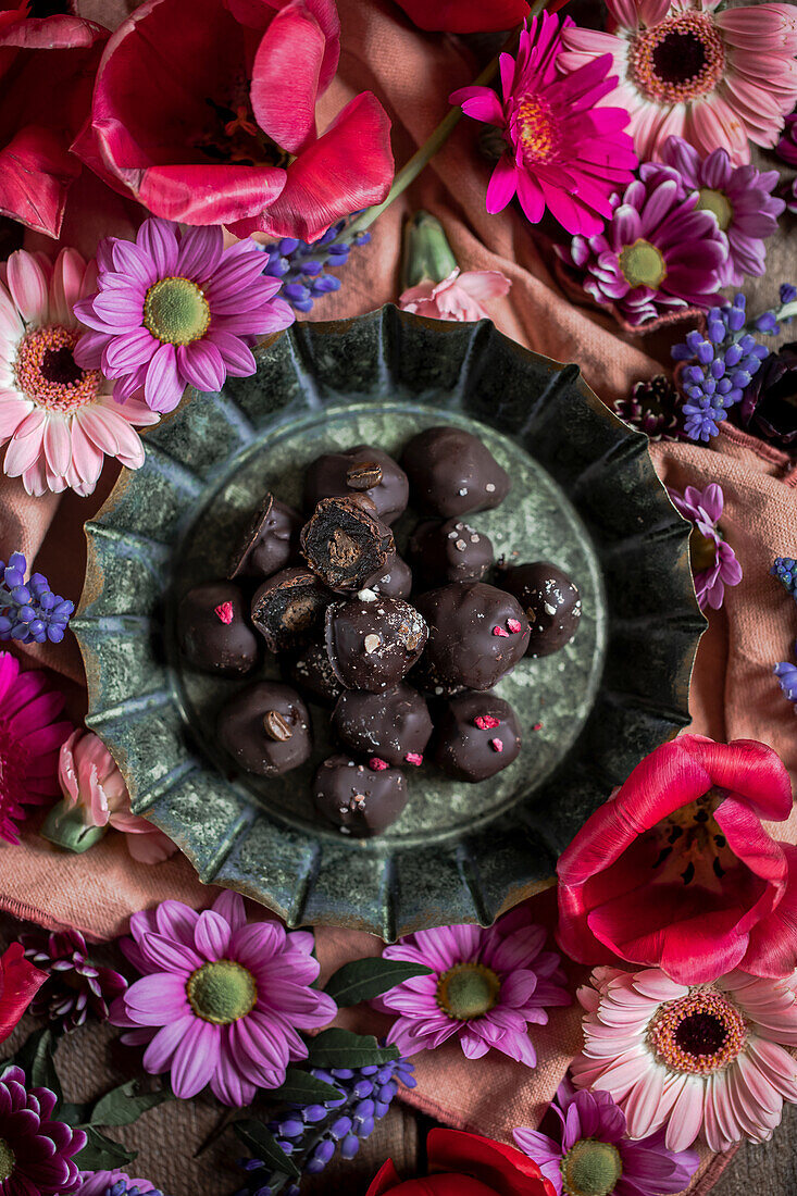 Dattelpralinen mit Schokoladenglasur