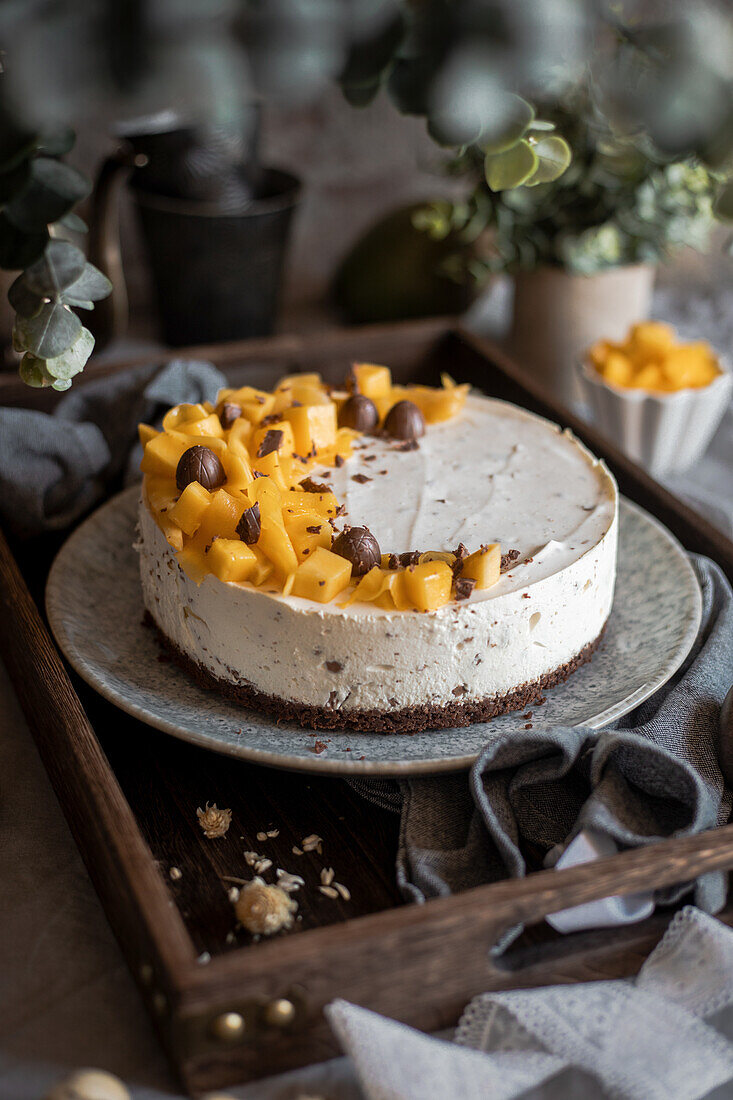 Mango-Joghurttorte mit Schokoeiern verziert