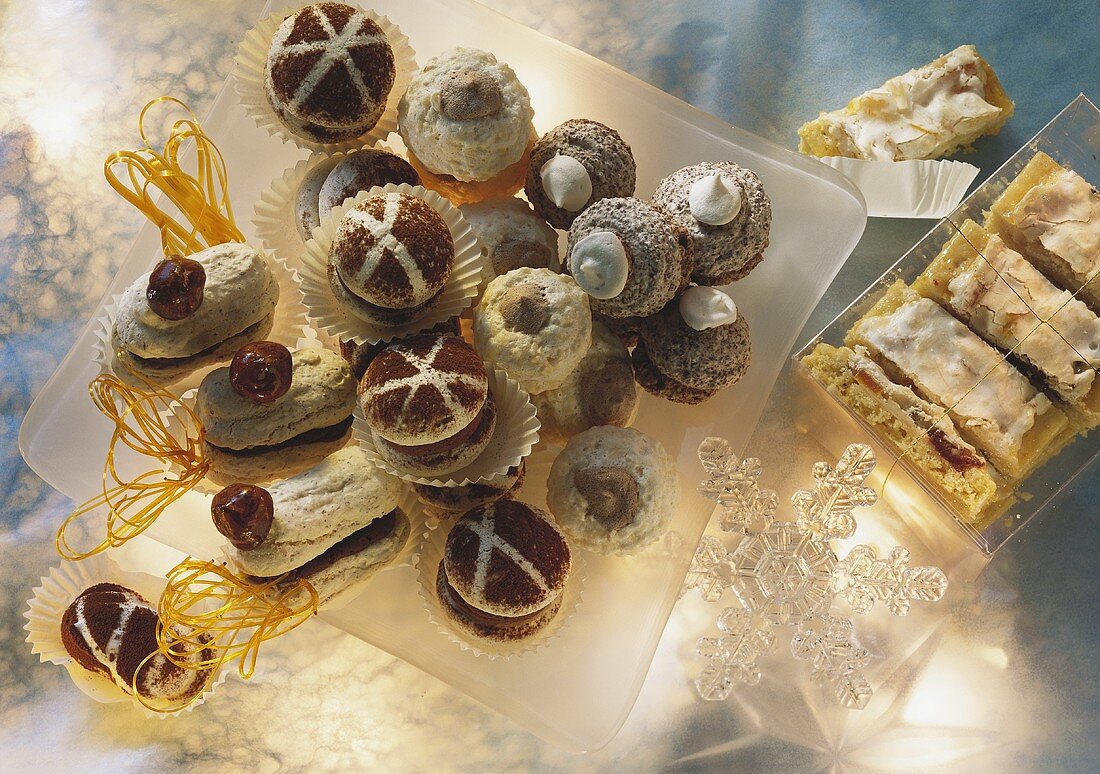 Delicate meringues and almond fruit slices for Christmas