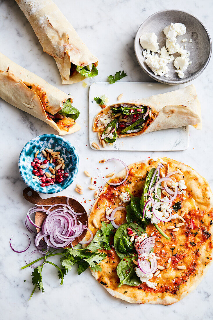 Spinat-Feta-Lahmacun mit Pinienkerne und Granatapfelkernen