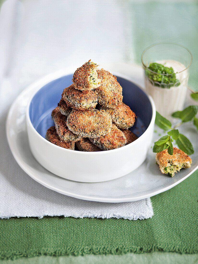 Panierte Bocconcini mit Artischocken und Erbsen