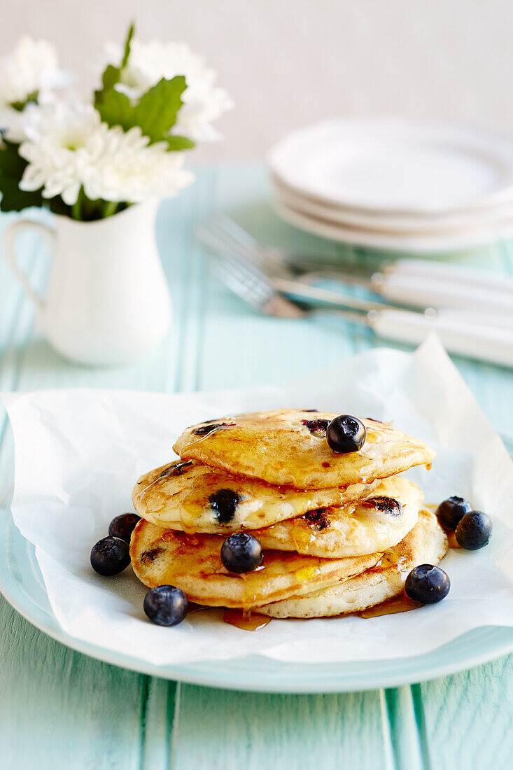 Schottische Pancakes mit Sirup und Blaubeeren